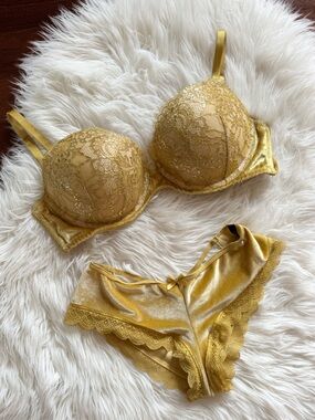 NWOT VICTORIAS SECRET ‘Very Sexy’ gold lace and velvet bra 32DD and panty set S
